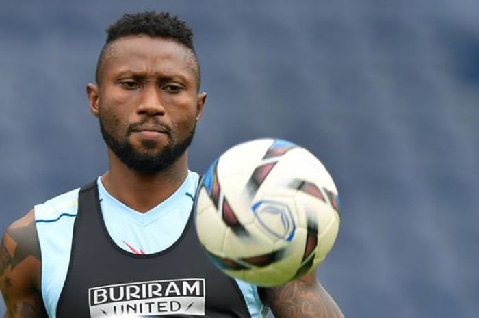 Striker kelahiran Nigeria yang dinaturalisasi Vietnam, Huang Vu Samson saat berlatih bersama Buriram United. 