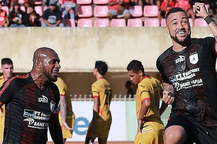 Striker Persipura Jayapura, Marcel Sacramento (kanan), melakukan selebrasi seusai mencetak gol ke gawang Mitra Kukar dalam laga Liga 1 2018 di Stadion Mandala, Sabtu (21/4/2018).