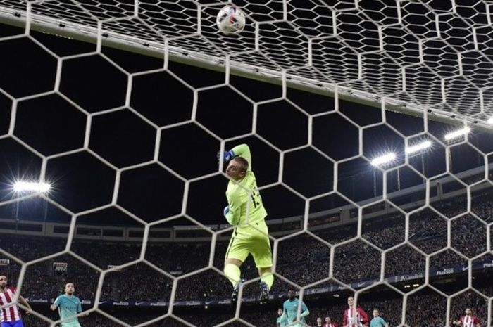 Kiper FC Barcelona, Jasper Cillessen, beraksi dalam laga leg pertama semifinal Copa del Rey kontra Atletico Madrid di Stadion Vicente Calderon, Madrid, Spanyol, 1 Februari 2017.