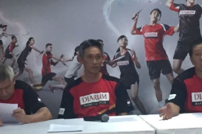 (kanan ke kiri) Ketua PB Djarum, Yoppy Rosimin, manajer klub, Fung Permadi, dan pelatih klub, Christian Hadinata, pada konferensi pers Final Audisi Umum Djarum Beasiswa Bulutangkis di Kudus, Jawa Tengah, Kamis (1/9/2016).