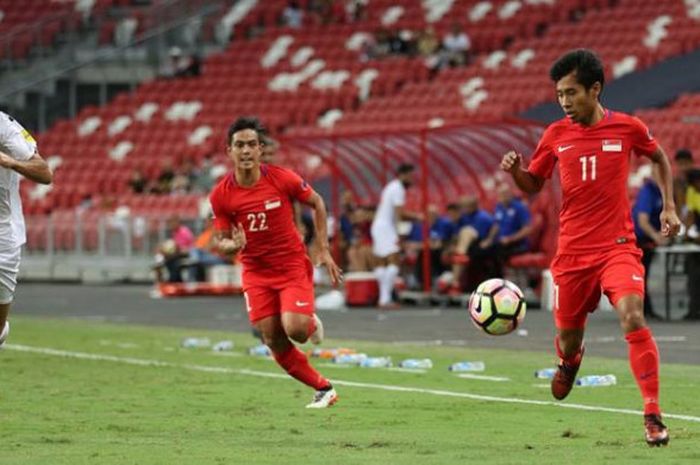  Dua pemain timnas Singapura, Nazrul Nazari dan Hafiz Sujad (tengah) melakukan penetrasi ke pertahanan serta mencoba melewati bek timnas Lebanon, Zein Tahan pada laga uji coba internasional di Stadion Nasional Singapura, Kamis (9/10/2017) malam.  