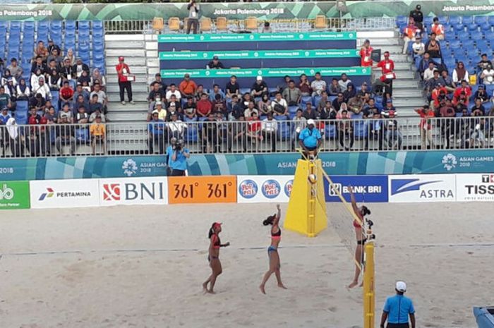 Tribun timur saat babak penyisihan voli pantai putri Indonesia Vs Vietnam tampak hanya terisi setengah.