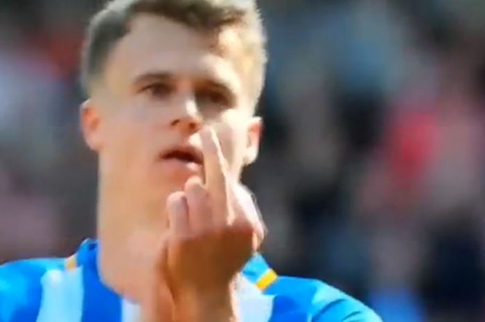 Gelandang Brighton, Solly march yang tertangkap kamera mengavcungkan jari tengah usai laga melawan Liverpool di Anfield, pada Minggu (13/5/2018).