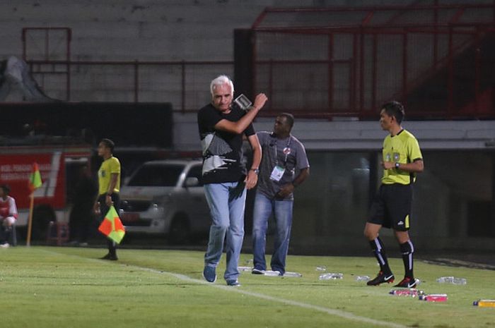   Ekspresi pelatih Persib Bandung, Roberto Carlos Mario Gomez, saat timnya ditahan imbang oleh Perseru Serui pada pekan ke-32 Liga 1 2018 di Stadion Kapten I Wayan Dipta, Bali, Jumat (23/11/2018).  