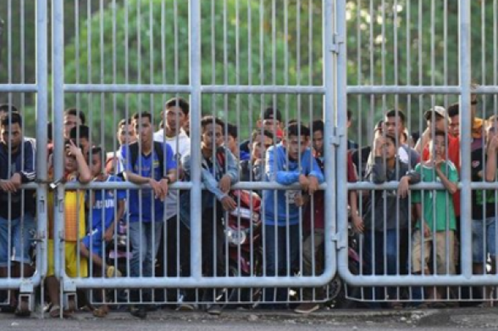 bobotoh dan masyarakat palembang saat melakukan uji coba lapangan stadion Gelora Sriwijaya, jakabaring, Minggu (3/9/2017)