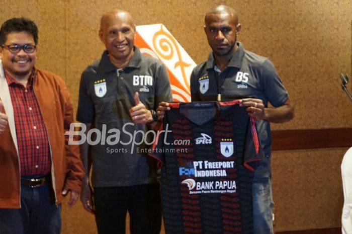 Ketua Umum Persipura Jayapura, Benhur Tommy Mano dan Boaz Solossa meluncurkan jersey anyar Mutiara H