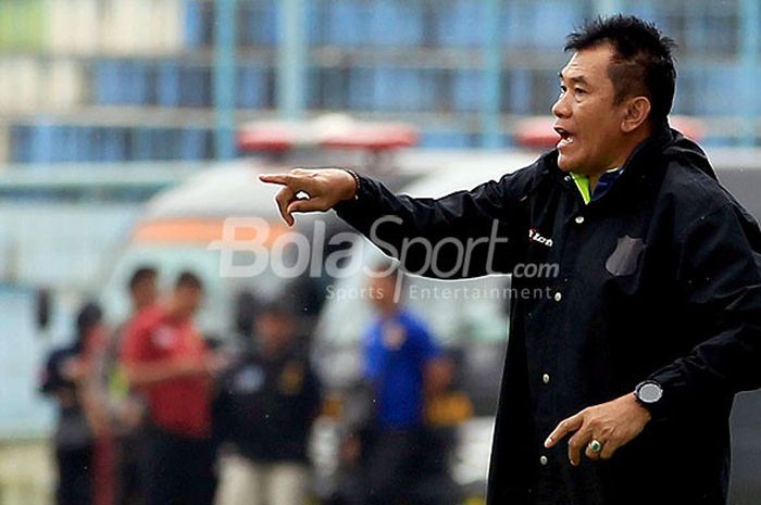 Pelatih PSIS Semarang, Subangkit, memberikan instruksi kepada pemainnya saat melawan Persela Lamongan pada laga penyisihan terakhir Grup E Piala Presiden 2018 di Stadion Kanjuruhan Malang, Jawa Timur, Selasa (30/01/2018) sore.