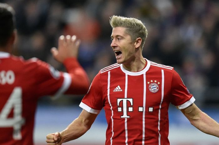 Striker Bayern Muenchen, Robert Lewandowski, merayakan gol yang dia cetak ke gawang Anderlecht dalam laga Grup B Liga Champions di Stadion Constant Vanden Stock, Brussels, Belgia, pada 22 November 2017.