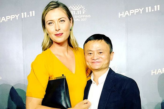 Maria Sharapova tengah berfoto bersama CEO grup Alibaba, Jack Ma pada acara pembukaan festival Double Eleven di Shanghai, China pada, Jumat (10/11/2017).