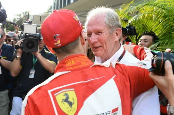 Helmut Marko ketika berbincang dengan pebalap tim Ferrari, Sebastian Vettel