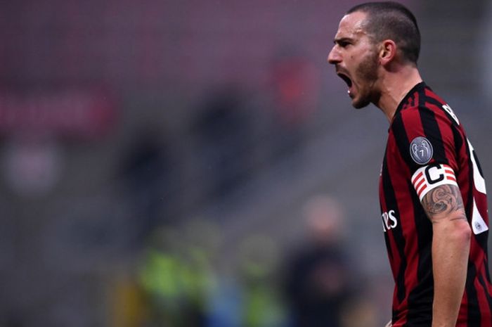 Selebrasi bek AC Milan, Leonardo Bonucci, setelah sukses mencetak gol ke gawang Crotone dalam laga Liga Italia 2017-2018 di Stadion San Siro, Milan, Italia, pada Sabtu (6/1/2018).