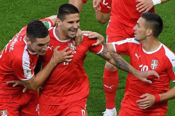 Para pemain Serbia merayakan gol Aleksandar Mitrovic ke gawang Swiss pada pertandingan Grup E Piala Dunia 2018 di Kaliningrad, 22 Juni 2018.  