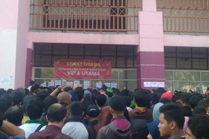 Suasana antre tiket semifinal Piala AFF U-19 di Gelora Delta Sidoarjo, Kamis (12/7/2018).