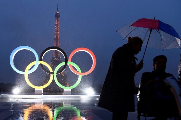  Warga sekitar berkumpul  di sekitar logo lima ring jelang Olimpiade Paris 2024 setelah resmi meme