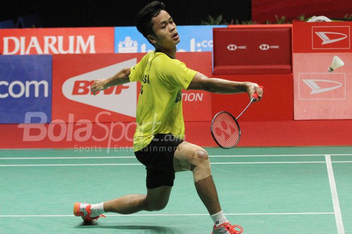 Pebulu tangkis tunggal putra Indonesia, Anthony Sinisuka Ginting, berpose dengan medali yang didapatnya sebagai juara pada Indonesia Masters 2018 di Istora Senayan, Jakarta, Minggu (28/1/2018).