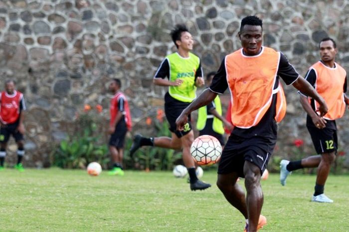 Striker asal Liberia, Edward Wilson Junior dalam sesi latihan dengan Persipura di lapangan Kusuma Agro, Kota Batu, pertengahan Agustus 2016. 