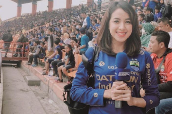 Debby Permata meliput pertandingan Persib vs Bhayangkara FC, Minggu (24/9/2017)