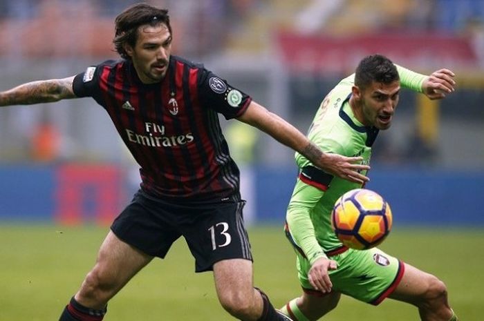  Bek AC Milan, Alessio Romagnoli (kiri), berduel dengan penyerang Crotone, Diego Falcinelli, dalam lanjutan Serie A di Stadion Giuseppe Meazza, San Siro, Milan, Minggu (4/12/2016). 