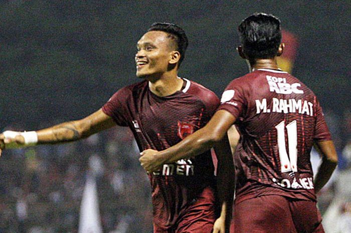 Pemain PSM Makassar, Ferdinand Sinaga (kiri), merayakan gol bersama rekan setimnya M. Rahmat usai membobol gawang Perseru Serui dalam laga pekan ke-21 Liga 1 di Stadion Andi Mattlatta, Makassar, (23/8/2017).