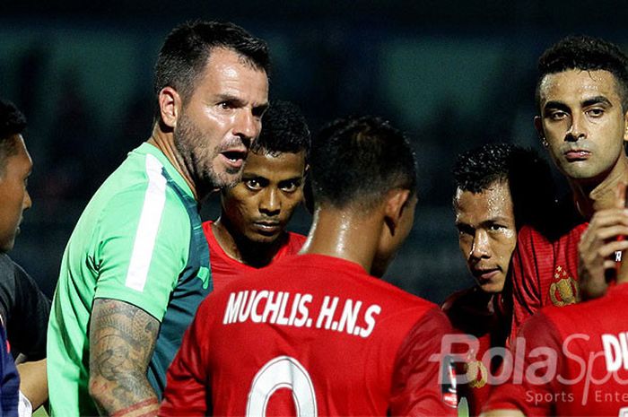 Pelatih Bhyangkara FC, Simon McMenemy, memberi arahan kepada timnya saat melawan PSCS Cilacap dalam laga Cilacap Cup 2017 di Stadion Wijayakusuma Cilacap, Jawa Tengah, Jumat (24/03/2017).