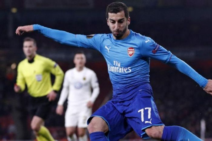 Gelandang Arsenal Henrikh Mkhitaryan melepaskan tembakan dalam partai Liga Europa lawan Oestersunds di Stadion Emirates, London, 22 Februari 2018.