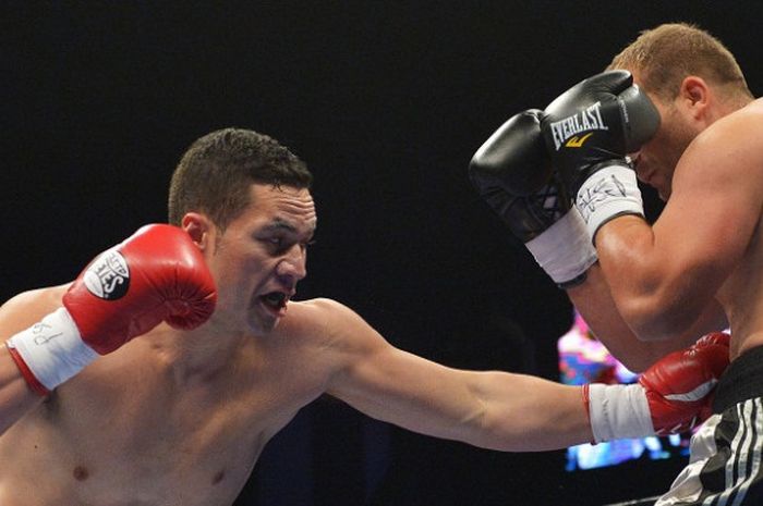 Joseph Parker (kiri) saat melayangkan pukulan ke arah Keith Thompson di Pennsylvania, Amerika Serikat, 9 Agustus 2014.