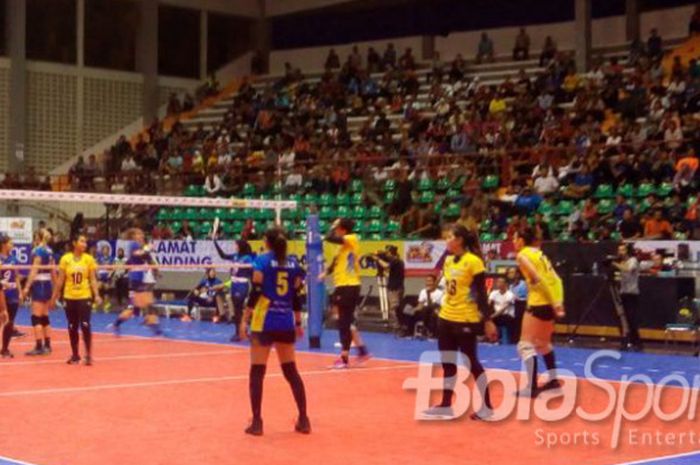 Tim bola voli putri Bandung Bank BJB Pakuan tumbang (jersey kuning) takluk dari Jakarta Pertamina Energi pada putaran kedua final four Proliga 2018 di GOR Sritex Arena, Solo, Sabtu (7/4/2018).