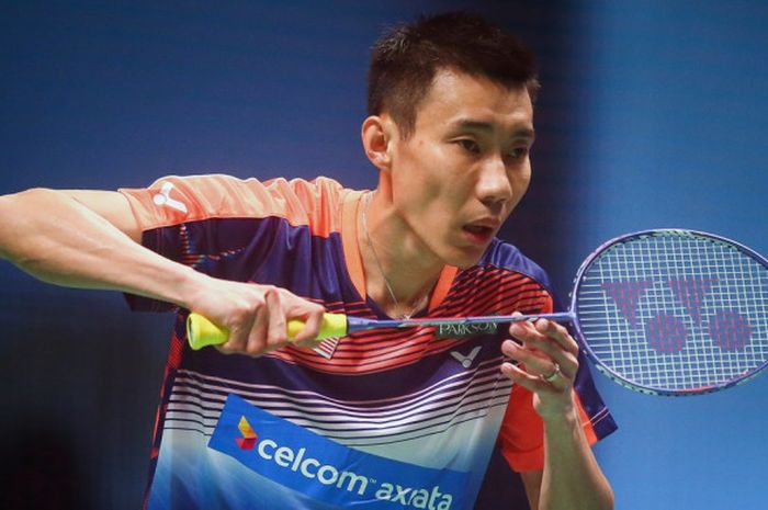 Pebulu tangkis tunggal putra Malaysia, Lee Chong Wei, bersiap menerima servis dari Kenta Nishimoto (Jepang) pada Piala Sudirman 2017 yang berlangsung di Gold Coast Sports Center, Gold Coast, Australia, 26 Mei lalu.