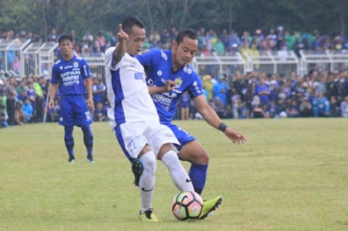 Gelandang Persib, Atep berebut bola dengan pemain Priangan Selection pada pertandingan uji coba di Stadion Wiradadaha, Tasikmalaya, Sabatu (24/2/2018).