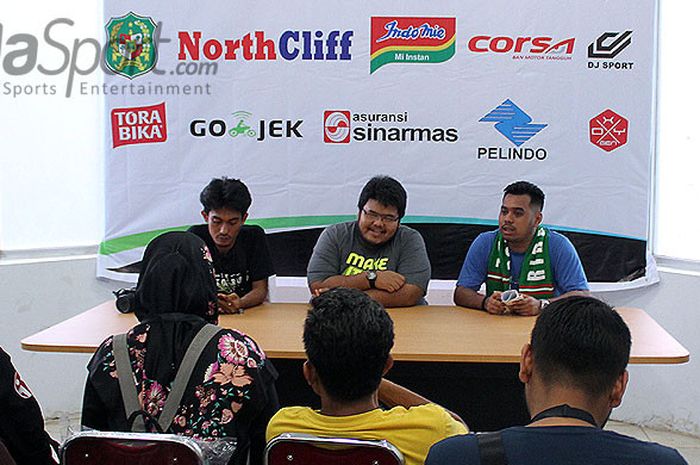 Manajer PSMS, Tengku Edryansyah Rendy, dan Event Organizer (EO) menggelar konferensi pers ke awak media di Stadion Teladan, satu jam sebelum kick-off PSMS Medan versus PSPS Riau, Sabtu (17/3/2018) malam.