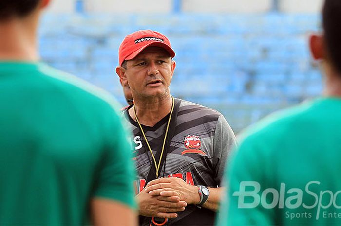 Ekspresi pelatih Madura United, Gomes de Oliveira, saat memimpin latihan di Stadion Gelora Bangkalan, Jawa Timur, Minggu (07/01/2018) pagi.