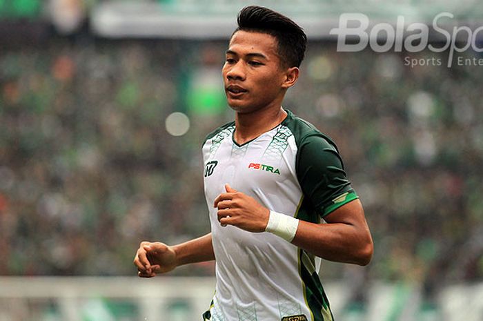 Gelandang PS TNI, Ahmad Nufiandani, saat tampil melawan Persebaya Surabaya pada laga Piala Presiden 2018 Grup C di Stadion Gelora Bung Tomo Surabaya, Jawa Timur, Kamis (18/01/2018).