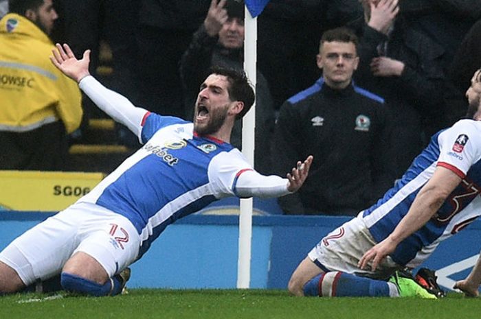 Striker Blackburn Rovers, Danny Graham (kiri), saat merayakan gol ke gawang Manchester United pada ajang Piala FA di Stadion Ewood Park pada 19 Februari 2017.