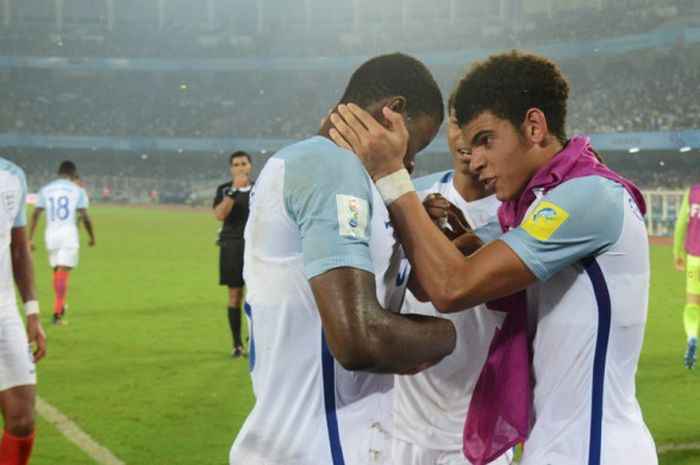 Para pemain Inggris merayakan gol keempat timnya ke gawang Spanyol dalam laga final Piala Dunia U-17 di Stadion Vivekananda Yuba Bharati Krirangan, Kolkata, India, pada 28 Oktober 2017.