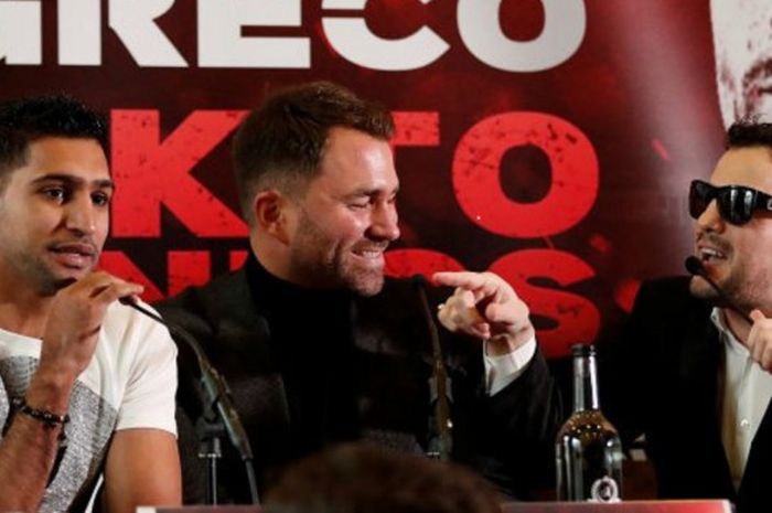 Petinju kelas welter Amir Khan (kiri) bersama promotornya Eddie Hearn (tengah) dan lawannya Phil Lo Greco (kanan) saat konferensi pers Selasa (30/1/2018)