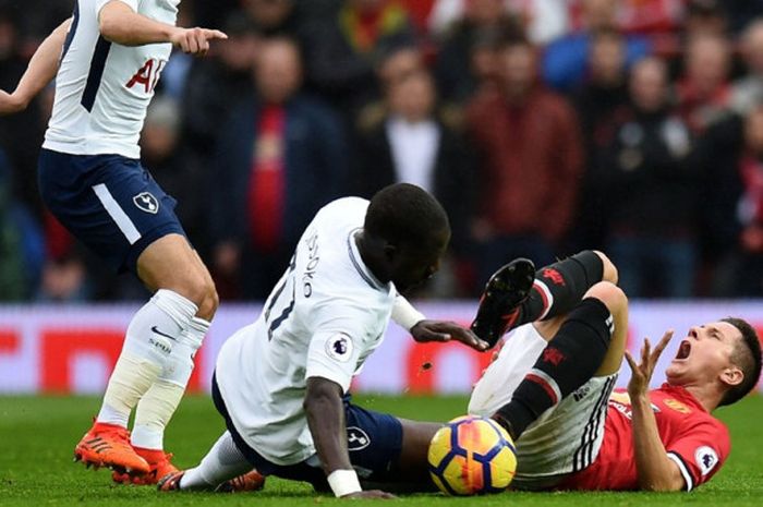 Gelandang Tottenham Hotspur, Moussa Sissoko, melanggar pemain Manchester United, Ander Herrera (kanan), dalam laga Liga Inggris di Stadion Old Trafford, Manchester, pada 28 Oktober 2017.