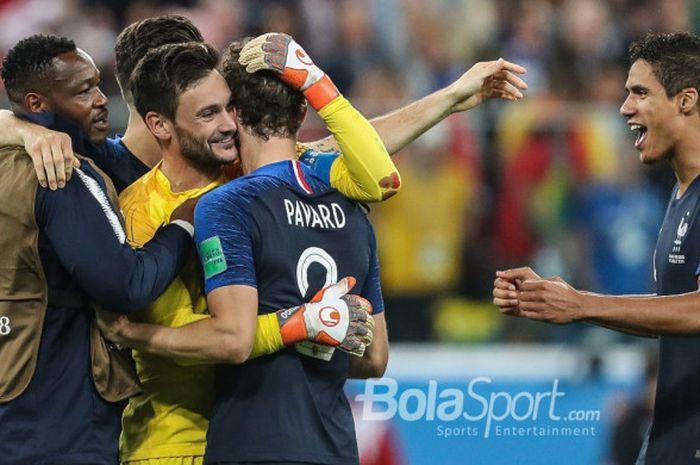 Para pemain timnas Prancis merayakan kemenangan atas Belgia dalam pertandingan semifinal Piala Dunia 2018 di St. Petersburg, 10 Juli 2018.  