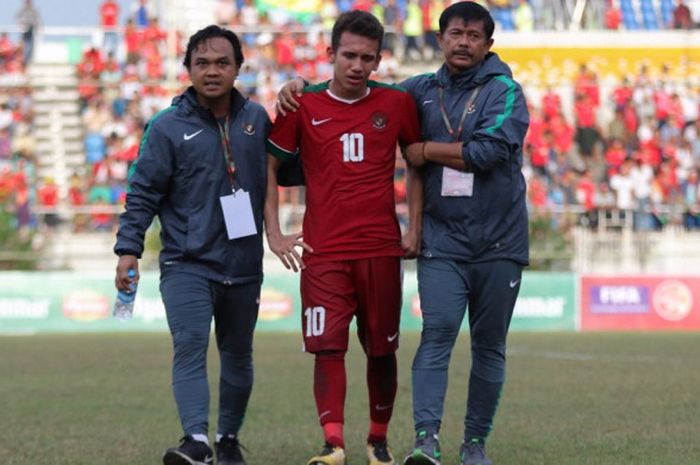 Pelatih timnas u-19 Indonesia, Indra Sjafri (kanan), menghibur Egy Maulana Vikri, seusai kekalahan di semifinal Piala AFF U-18 kontra Thailand di Stadion Thuwunna, Yangon, Myanmar, Jumat (15/9/2017). 