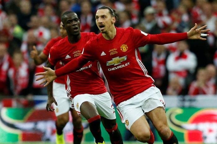 Striker Manchester United, Zlatan Ibrahimovic, merayakan gol yang dia cetak ke gawang Southampton dalam laga final Piala Liga Inggris di Stadion Wembley, London, pada 26 Februari 2017.