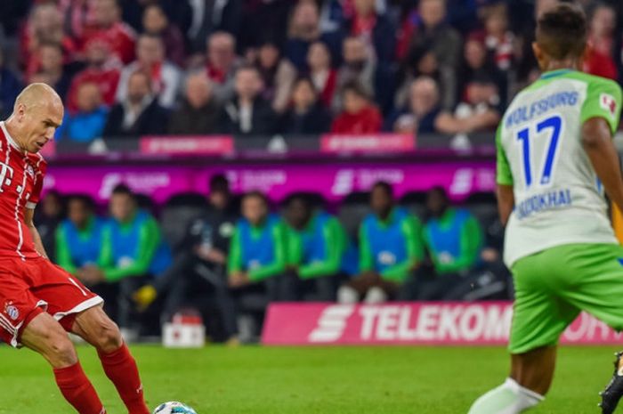 Pemain Bayern Muenchen, Arjen Robben, mencetak gol ke gawang Vfl Wolfsburg dalam laga Liga Jerman di Stadion Allianz Arena, Munich, pada 22 September 2017.