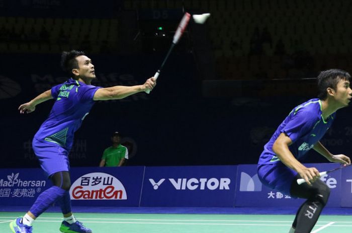 Pasangan ganda putra Indonesia, Mohammad Ahsan (belakang)/Rian Agung Saputro, saat menjalani pertandingan melawan Kim Astrup/Anders Skaarup Rasmussen (Denmark) pada  babak kedua turnamen China Terbuka 2017 di Haixia Olympic Sports Center, Fuzhou, Kamis (16/11/2017).