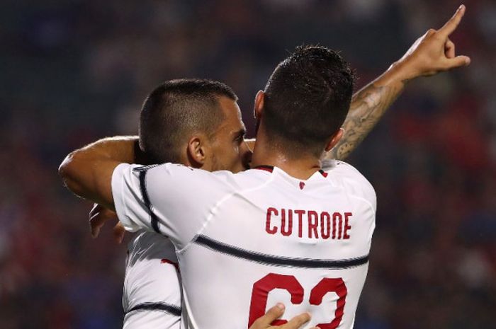 Pemain AC Milan, Suso (kiri), merayakan golnya bersama Patrick Cutrone dalam laga International Champions Cup kontra Manchester United di StubHub Center, Carson, California, Amerika Serikat pada 26 Juli 2018.