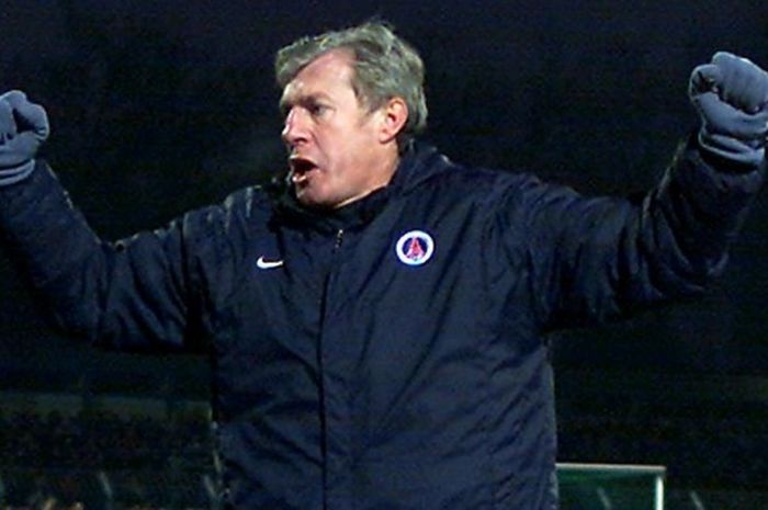 Luis Fernandez merayakan kemenangan Paris Saint-Germain atas Girondins de Bordeaux pada partai semifinal Coupe de France di Stadion Parc des Princes, 16 Februari 2003.