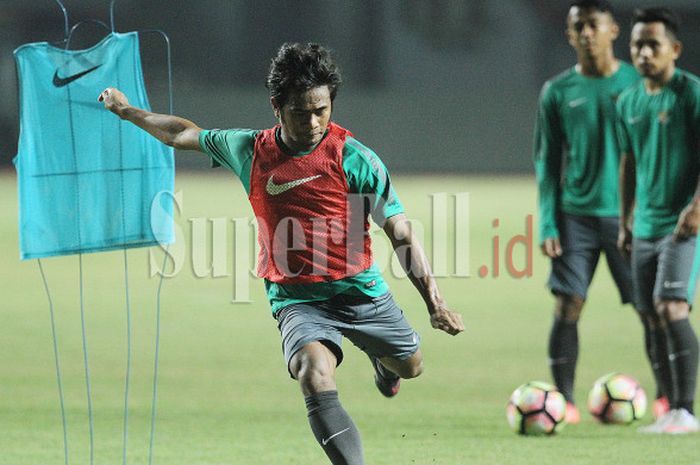 Aksi Ilham Udin Armayin di sesi latihan perdana Timnas Senior Indonesia di Stadion Patriot Candrabhaga, Senin (2/10/2017) malam WIB