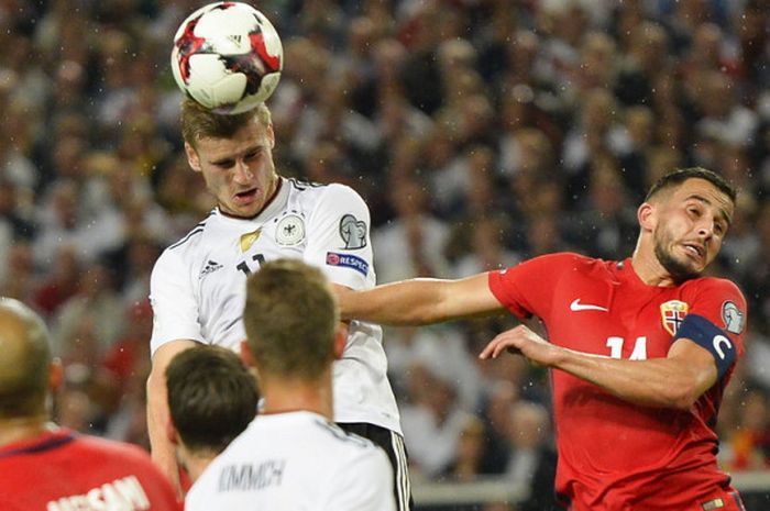 Aksi striker tim nasional Jerman, Timo Werner (atas), menanduk bola yang menjadi gol keempat tim saat menghancurkan Norwegia dengan skor 6-0 dalam lanjutan Kualifikasi Piala Dunia 2018 Grup C di Stadion Mercedez Benz Arena, Stuttgart, Jerman, pada Senin (4/9/2017).