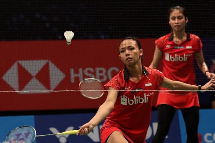 Pasangan ganda putra Indonesia, Della Destiara Haris/Rizki Amelia Pradipta, mengembalikan kok ke arah Lim Chiew Sien/Tan Sueh Jeou (Malaysia). Della/Rizki menang dengan skor 21-15, 21-15 pada laga babak kedua Malaysia Open 2018 yang berlangsung di Axiata Arena, Kuala Lumpur, Kamis (28/6/2018).