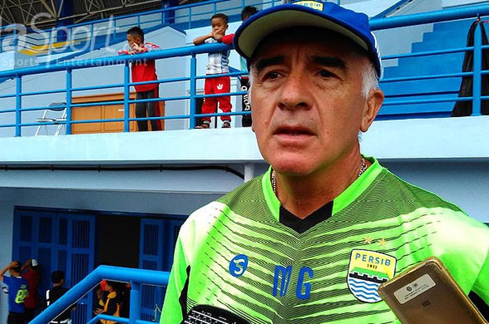 Pelatih Persib, Roberto Carlos Mario Gomez, memberi keterangan kepada media saat ditemui di Stadion Arcamanik‎, Kota Bandung, Senin (19/3/2018).