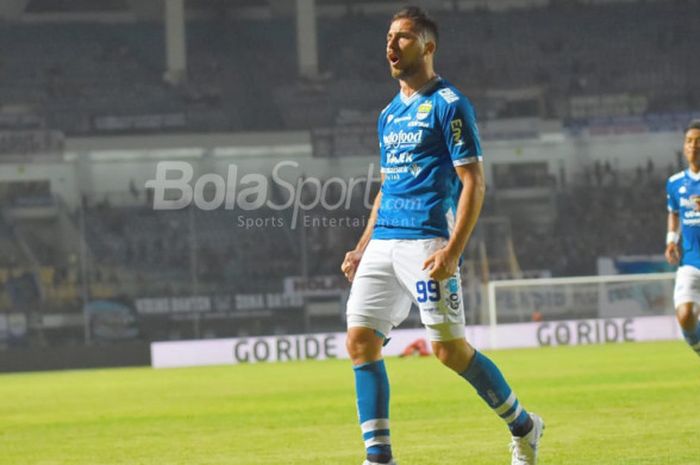  Selebrasi bomber Persib Bandung, Jonathan Bauman, seusai mencetak gol ke gawang Persela Lamongan pa