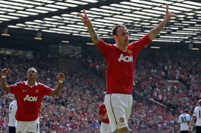 Striker Manchester United, Dimitar Berbatov (kanan), merayakan gol yang dia cetak ke gawang Fulham dalam laga Liga Inggris di Stadion Old Trafford, Manchester, pada 9 April 2011.