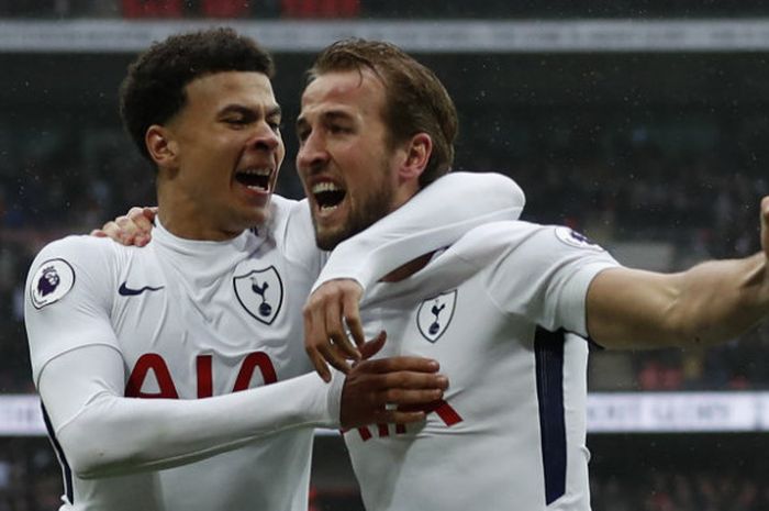 Striker Tottenham Hotspur, Harry Kane, melakukan selebrasi seusai menjebol gawang Arsenal dalam partai Liga Inggris din Stadion Wembley, Sabtu (10/2/2018)